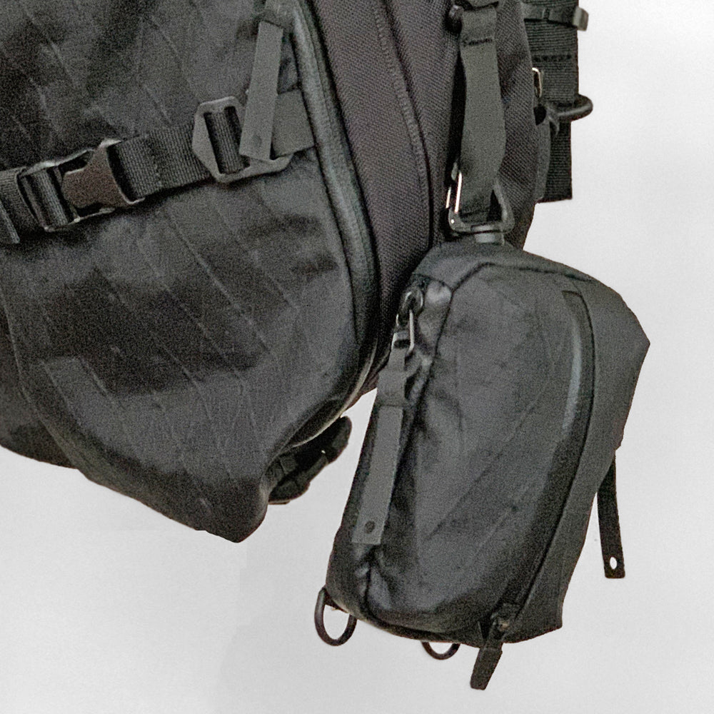 ANNEX 360可以揹可以外掛在其他包款或褲耳上的時尚零錢包;輕巧的造型揹在身上立即融入穿搭,RFID防盜刷塗層與防盜拉鍊讓財產更加安全。