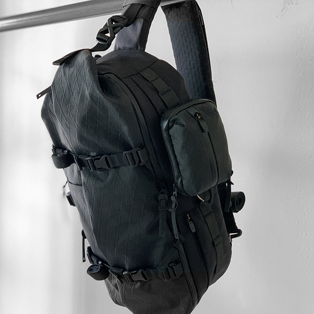 ANNEX 360可以揹可以外掛在其他包款或褲耳上的時尚零錢包;輕巧的造型揹在身上立即融入穿搭,RFID防盜刷塗層與防盜拉鍊讓財產更加安全。