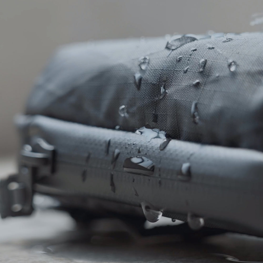 ANNEX 360-揹錢包,YKK防水拉鍊與X-PAC防水布料組成優異的防潑水性能,錢財在雨天時也能獲得保護,小空間卻擁有完整錢包功能,一條拉鍊三個口袋的專利設計讓卡片、鈔票、零錢分類收納,藍芽耳機、鑰匙也可輕鬆放入。可以揹可以外掛在其他包款或褲耳上的時尚零錢包;輕巧的造型揹在身上立即融入穿搭,RFID防盜刷塗層與防盜拉鍊讓財產更加安全。