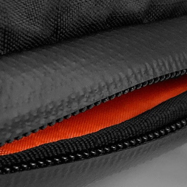 ANNEX 360-揹錢包,YKK防水拉鍊與X-PAC防水布料組成優異的防潑水性能,錢財在雨天時也能獲得保護,小空間卻擁有完整錢包功能,一條拉鍊三個口袋的專利設計讓卡片、鈔票、零錢分類收納,藍芽耳機、鑰匙也可輕鬆放入。可以揹可以外掛在其他包款或褲耳上的時尚零錢包;輕巧的造型揹在身上立即融入穿搭,RFID防盜刷塗層與防盜拉鍊讓財產更加安全。