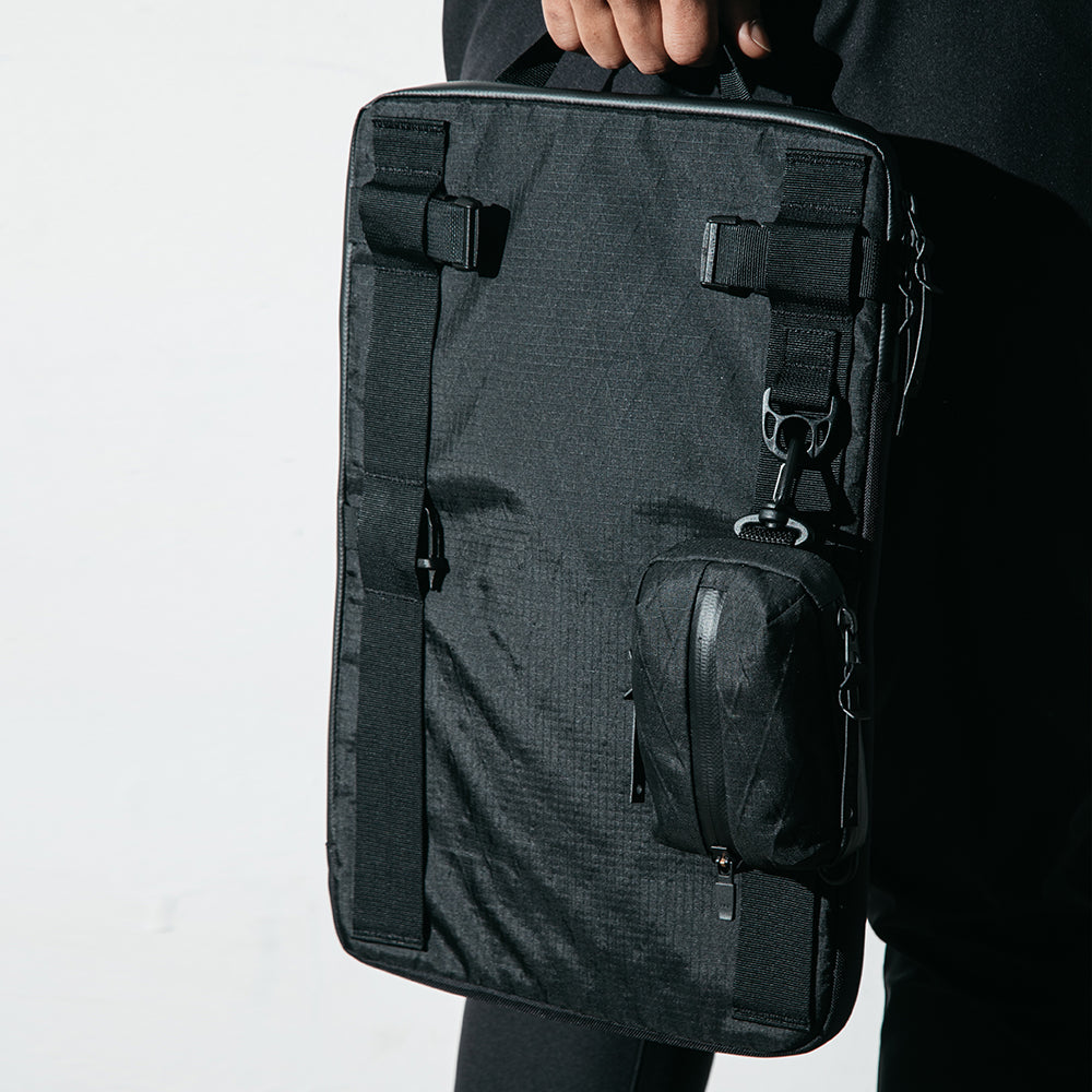 CODE OF BELL-15吋筆電保護套,防潑水、可手提或安裝在COFB其他包款。透氣軟墊設計,提高保護力避免碰撞電腦,前側可安裝ANNEX 360背錢包與吊飾。