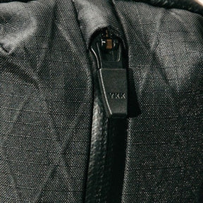 ANNEX 360-揹錢包，YKK防水拉鍊與X-PAC防水布料組成優異的防潑水性能，錢財在雨天時也能獲得保護，小空間卻擁有完整錢包功能，一條拉鍊三個口袋的專利設計讓卡片、鈔票、零錢分類收納，藍芽耳機、鑰匙也可輕鬆放入。可以揹可以外掛在其他包款或褲耳上的時尚零錢包；輕巧的造型揹在身上立即融入穿搭，RFID防盜刷塗層與防盜拉鍊讓財產更加安全。