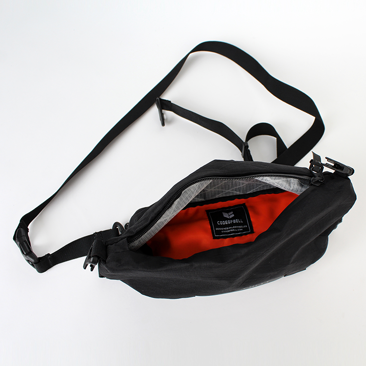 男包 推薦!ANNEX CARRIER-輕便運動包，鮮明的橙色襯裡可讓您井井有條地放置您的必需品且輕鬆取用。