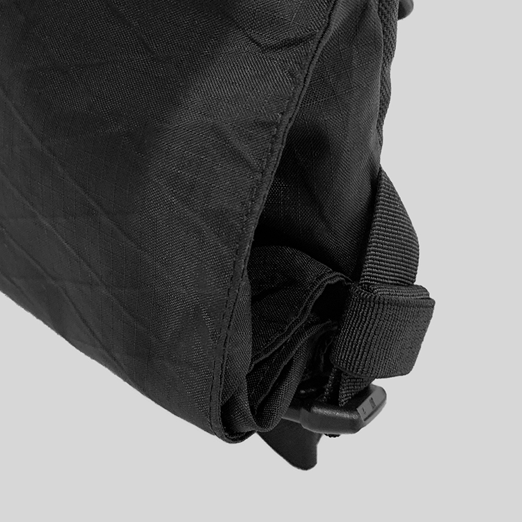 ANNEX LINER扁平肩背包，X-PAC與CORDURA布料製成的機能斜背包，擁有優異的耐磨與防潑水機能包款。喜愛時尚穿搭的男女都適合