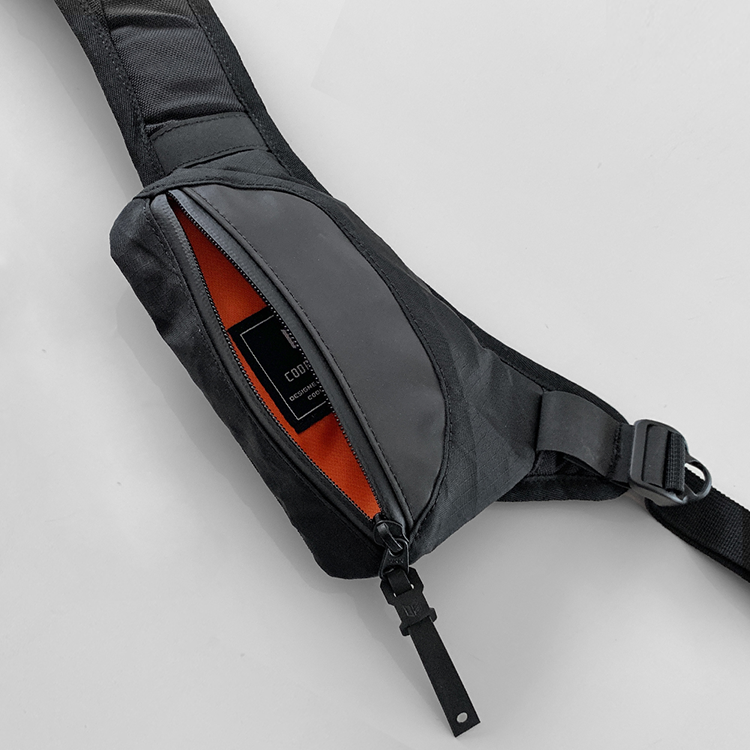 COFB強化後背帶，前側可收納與反光設計，提升驗肩安全