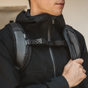 COFB強化後背帶，壓縮固定帶，背包重量較重時可以有更穩定的支撐，更加輕鬆攜帶。扣具設計為求生哨造型並可使用。