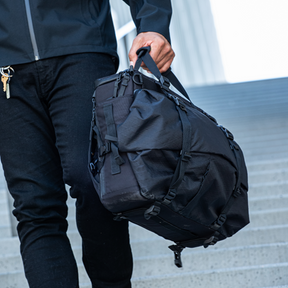 X-CASE－大容量機能三用包，擁有後背包、手提包、斜背包模式，可以依使用情況隨時切換穿搭風格，時尚兼具機能的造型，是需要大容量包與喜愛潮流穿搭的你不可或缺的配件。