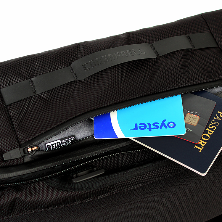 X-CASE－大容量機能三用包，後背包模式下，側邊的拉鍊袋可以存放需經常拿出的物品，悠遊卡、手機等等