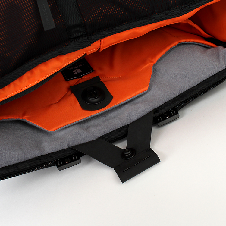 X-CASE－大容量機能三用包，可容納16吋筆電的三用包，亮橘色對比找物品更清晰。