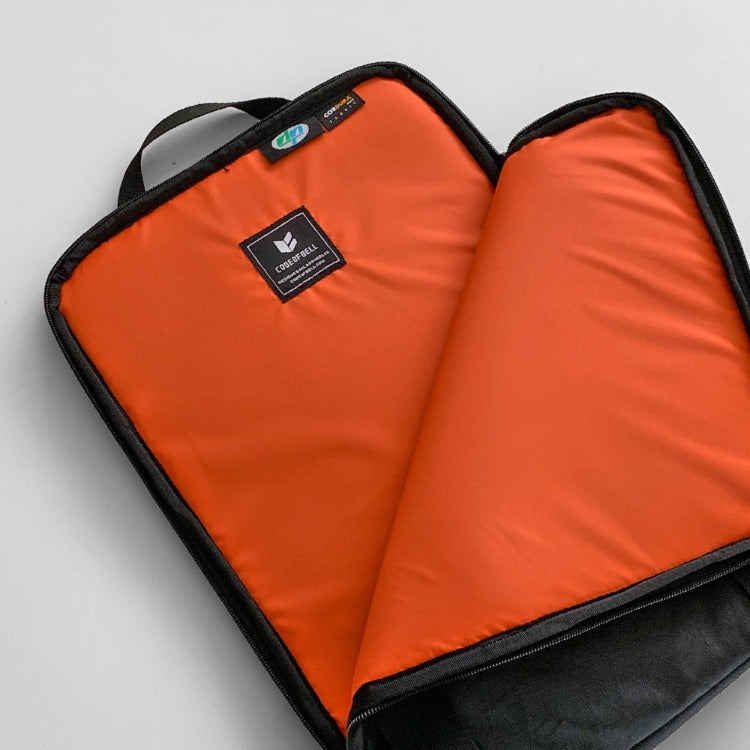 CODE OF BELL-15吋筆電保護套，內部是標誌性的亮橘色。